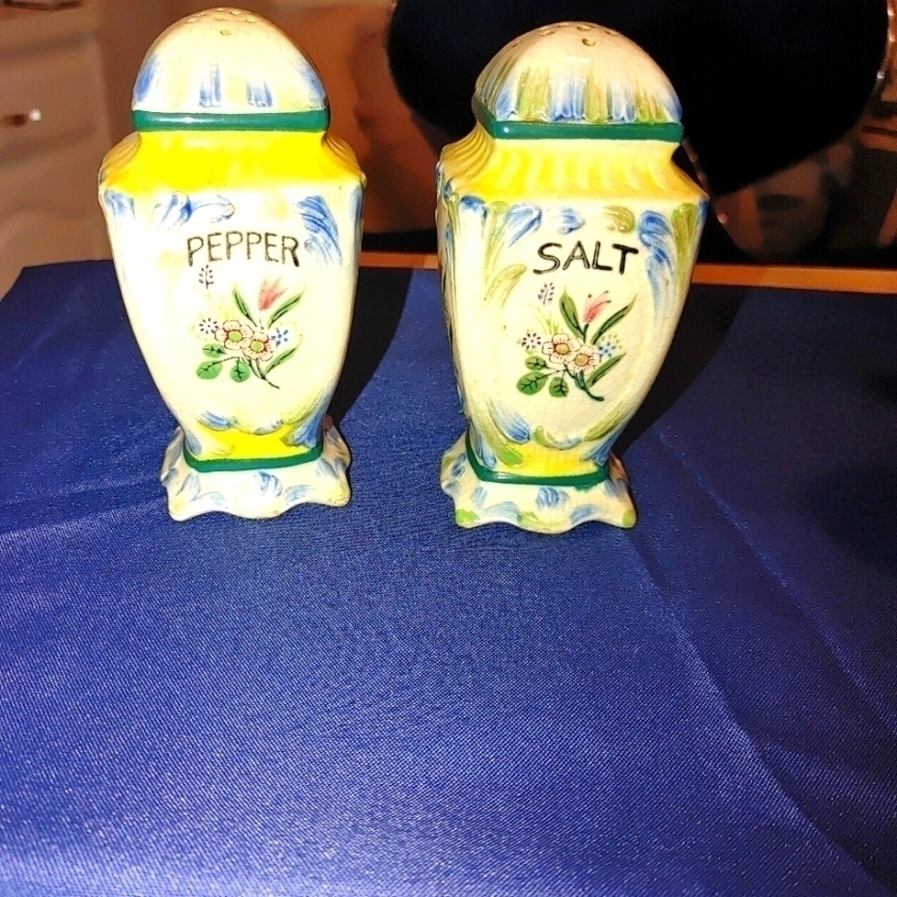 Marutomo Hand painted Antique set of Salt and Pepper shakers